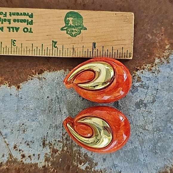 VTG Clip-on Earrings - Picture 4 of 13